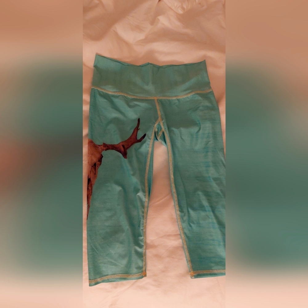Teeki yoga pants 3/4 length size large. Deer skull